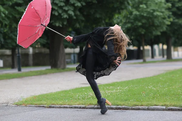 Mladá dívka s červeným deštníkem — Stock fotografie