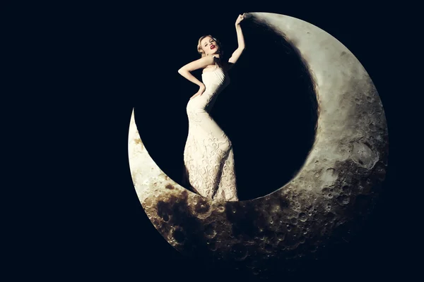 Kvinna i klänning på månen — Stockfoto