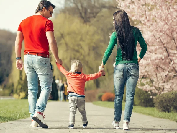 Glückliche Familie im blühenden Park — Stockfoto