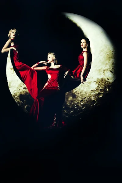 Kvinnor i klänning på månen — Stockfoto