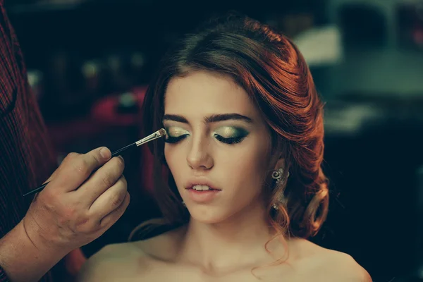Jonge vrouw met mooie make-up — Stockfoto