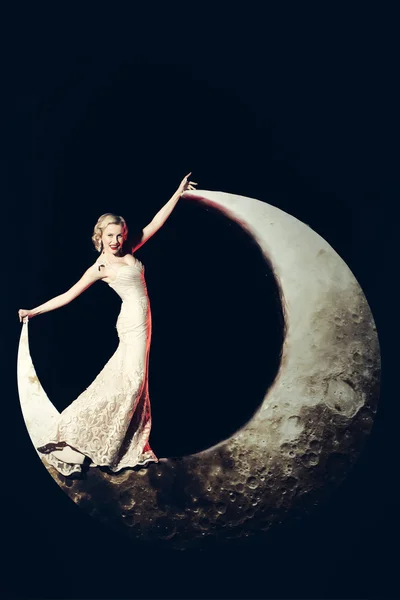 Femme en robe sur la lune — Photo