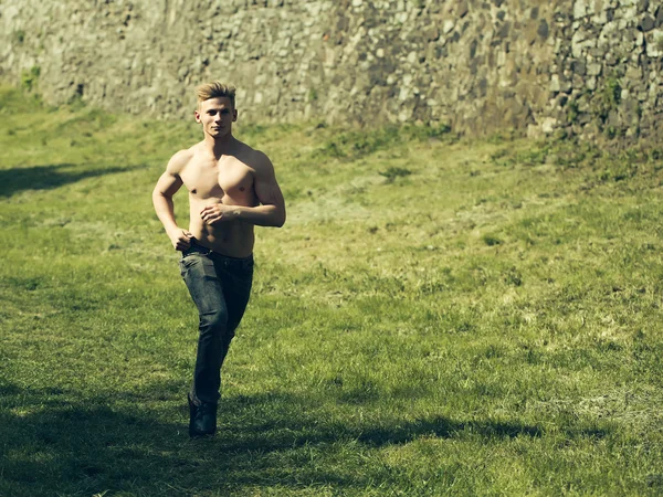 Muscular cara correndo ao ar livre — Fotografia de Stock