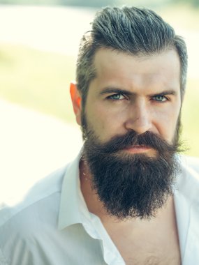 Mavi gökyüzü üzerinde sakallı adam