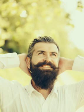 Mavi gökyüzü üzerinde sakallı adam