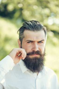 Mavi gökyüzü üzerinde sakallı adam