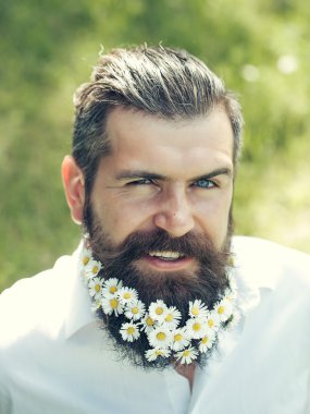 Sakallı yakışıklı adam.