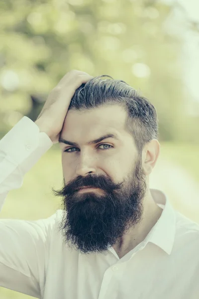 Hombre barbudo en el cielo azul — Foto de Stock