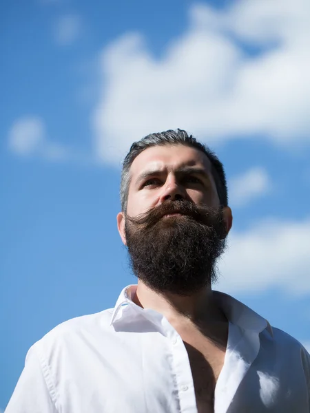 Hombre barbudo en el cielo azul — Foto de Stock