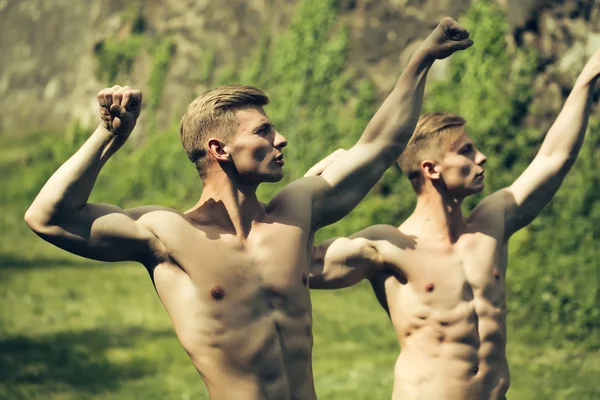 Musculat killar poserar utomhus — Stockfoto