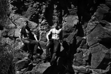 Kaslı erkek İkiz kayalar üzerinde 