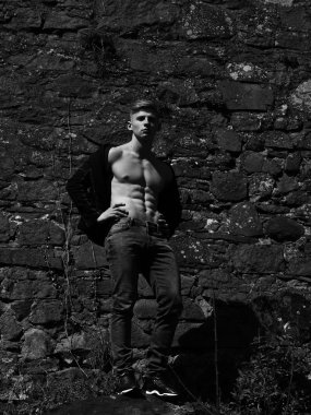 Seksi atletik genç adam 