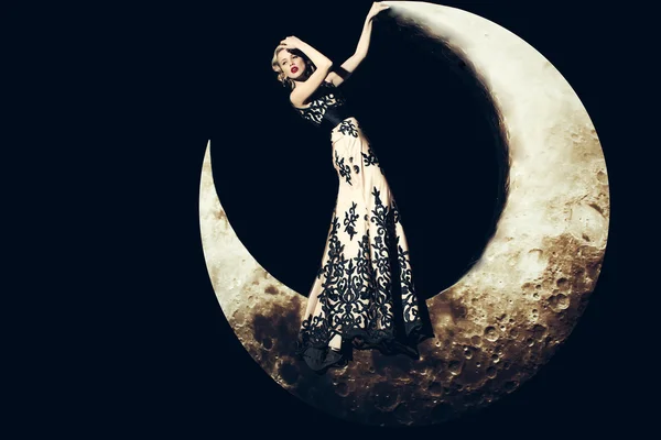 Kvinna i klänning på månen — Stockfoto
