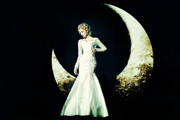 Femme en robe sur la lune — Photo