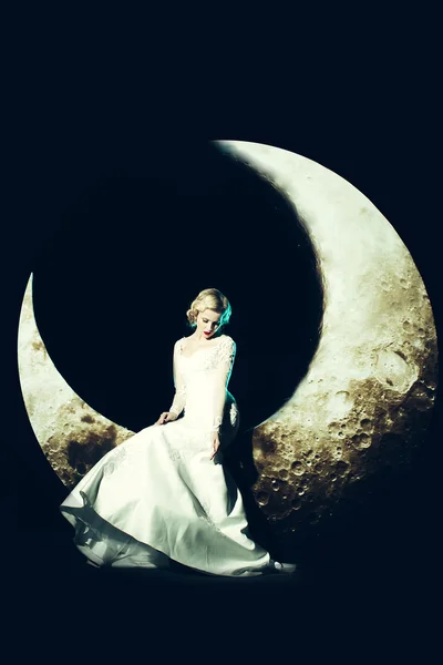 Frau im Kleid auf dem Mond — Stockfoto