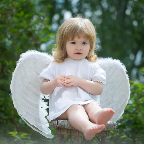 装扮成天使的小男孩 — 图库照片