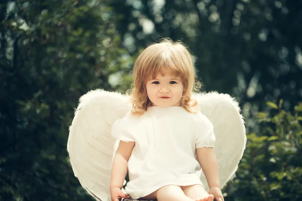 Kleiner Junge als Engel verkleidet — Stockfoto