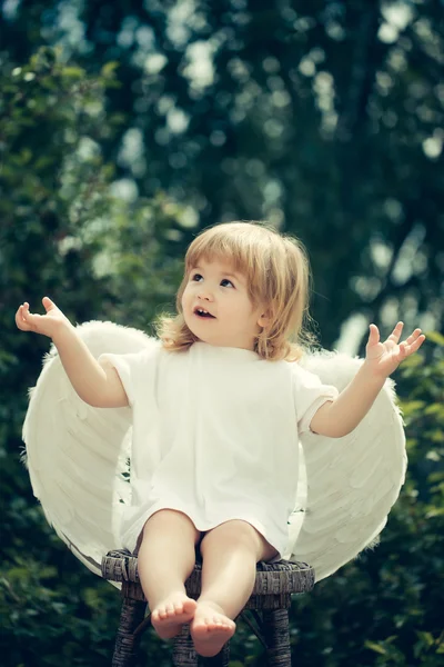Petit ange applaudit ses mains — Photo