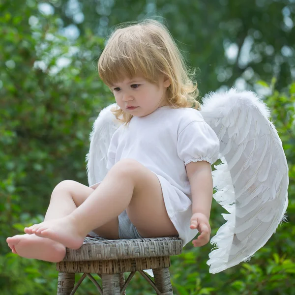 Petit Cupidon sur la chaise — Photo