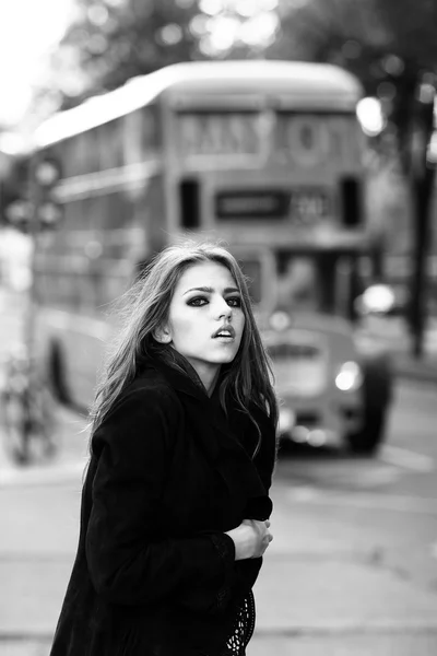 Stilvolles Mädchen in Straße neben Bus — Stockfoto