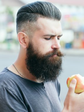 sakallı adam yeme elma