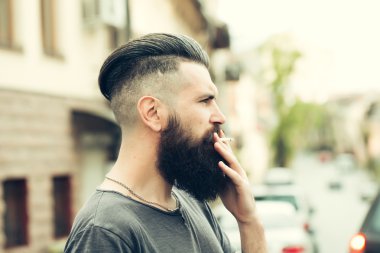 Sakallı adam açık