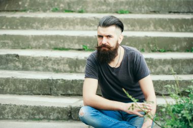 Mavi gökyüzü üzerinde sakallı adam