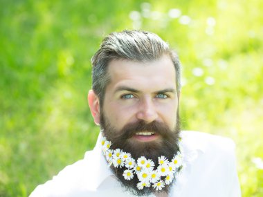 Sakallı yakışıklı adam.