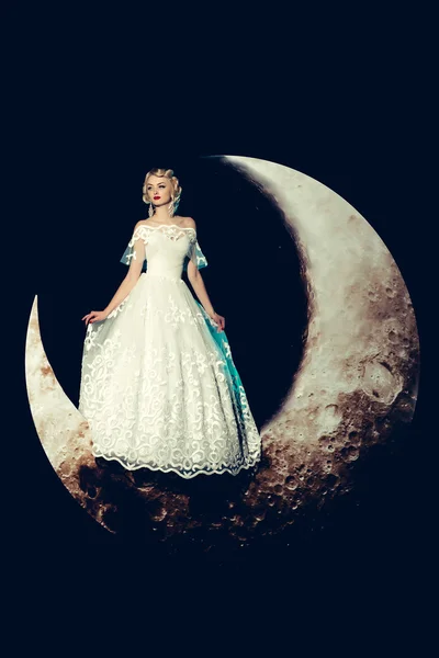 Bruden i klänning på månen — Stockfoto