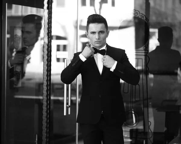 ガラスのドアに近いスーツを着た若い男 — ストック写真
