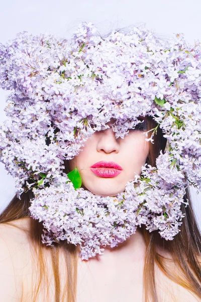Lila bloemen rond meisje gezicht — Stockfoto