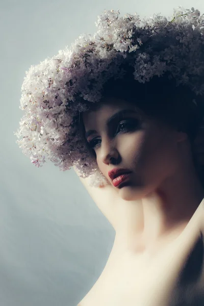 Chica con corona de lila —  Fotos de Stock