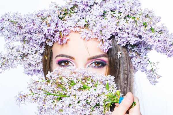 Jonge vrouw met lila krans — Stockfoto