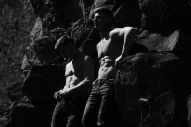 İki adamın güçlü gövde