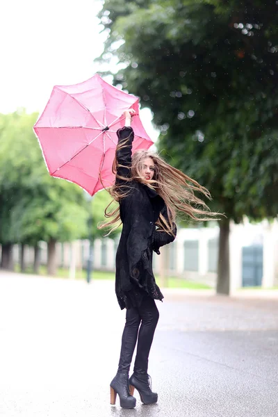 빨간 우산 소녀 — 스톡 사진