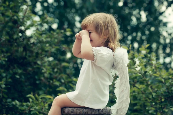 Kleiner Junge als Engel verkleidet — Stockfoto