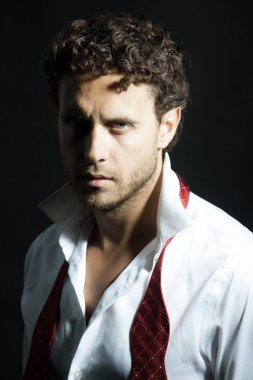 Bugüne kadar untied kırmızı yay ile maço adam