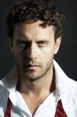 Bugüne kadar untied kırmızı yay ile maço adam