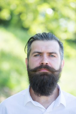 Mavi gökyüzü üzerinde sakallı adam