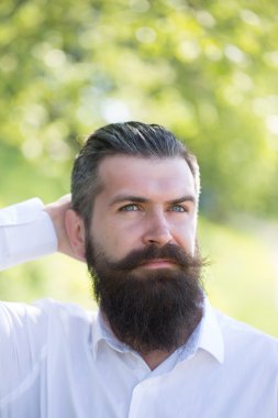 Mavi gökyüzü üzerinde sakallı adam