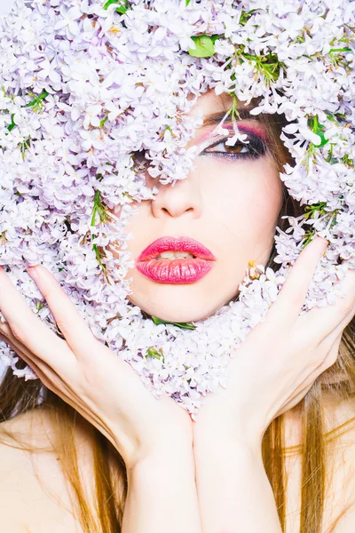 Kwiaty bzu wokół dziewczyna twarz — Zdjęcie stockowe