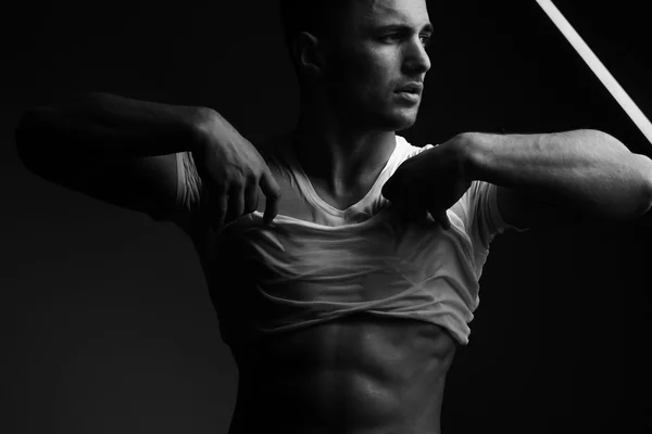 裸の胴を持つ筋肉質の男 — ストック写真