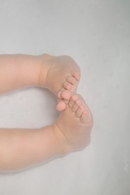 Küçük çocuk ayakları suyun altında