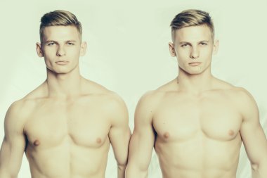 Seksi vücut ile İkizler