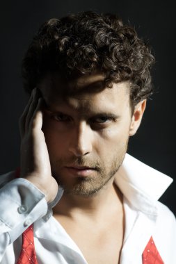 Bugüne kadar untied kırmızı yay ile maço adam