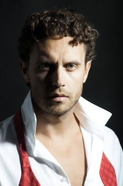 Bugüne kadar untied kırmızı yay ile maço adam