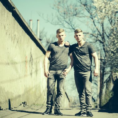 İkiz kardeşler açık poz