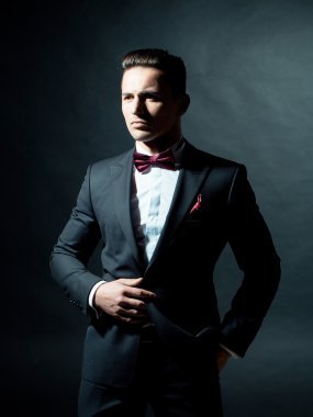 Genç seksi beyefendi