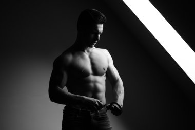 Kemer ile seksi kaslı adam