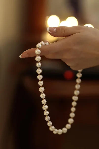 Ręka z pearl nacklace — Zdjęcie stockowe